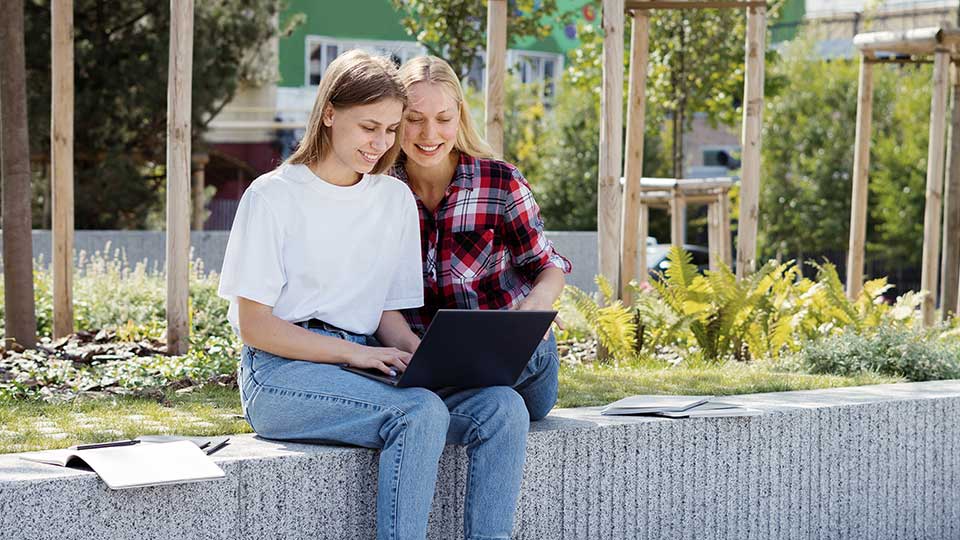 Schülerinnen aus der 7. Klasse Mittelschule informieren sich über Ausbildungsangebote