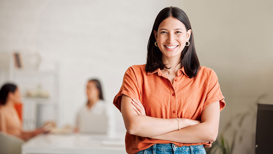 Frau im orangen T-Shirt Blogartikel 10 Karrierewege