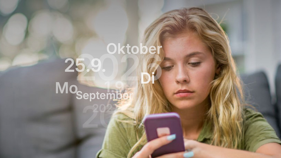 Junge Frau prüft auf dem Smartphone Bewerbungsfristen für ihre Ausbildung