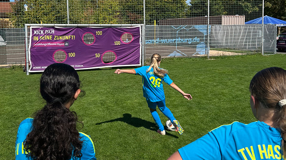 Schülerin spielt ein Ball in das Fußballtor auf dem AOB Cup 2025